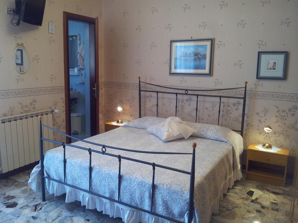 Meuble Al Ponte Hotel Градо Стая снимка
